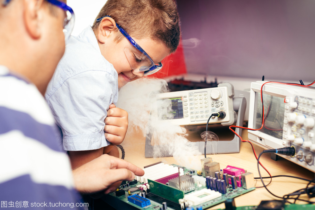 小男孩與老師的電子工程啟蒙課